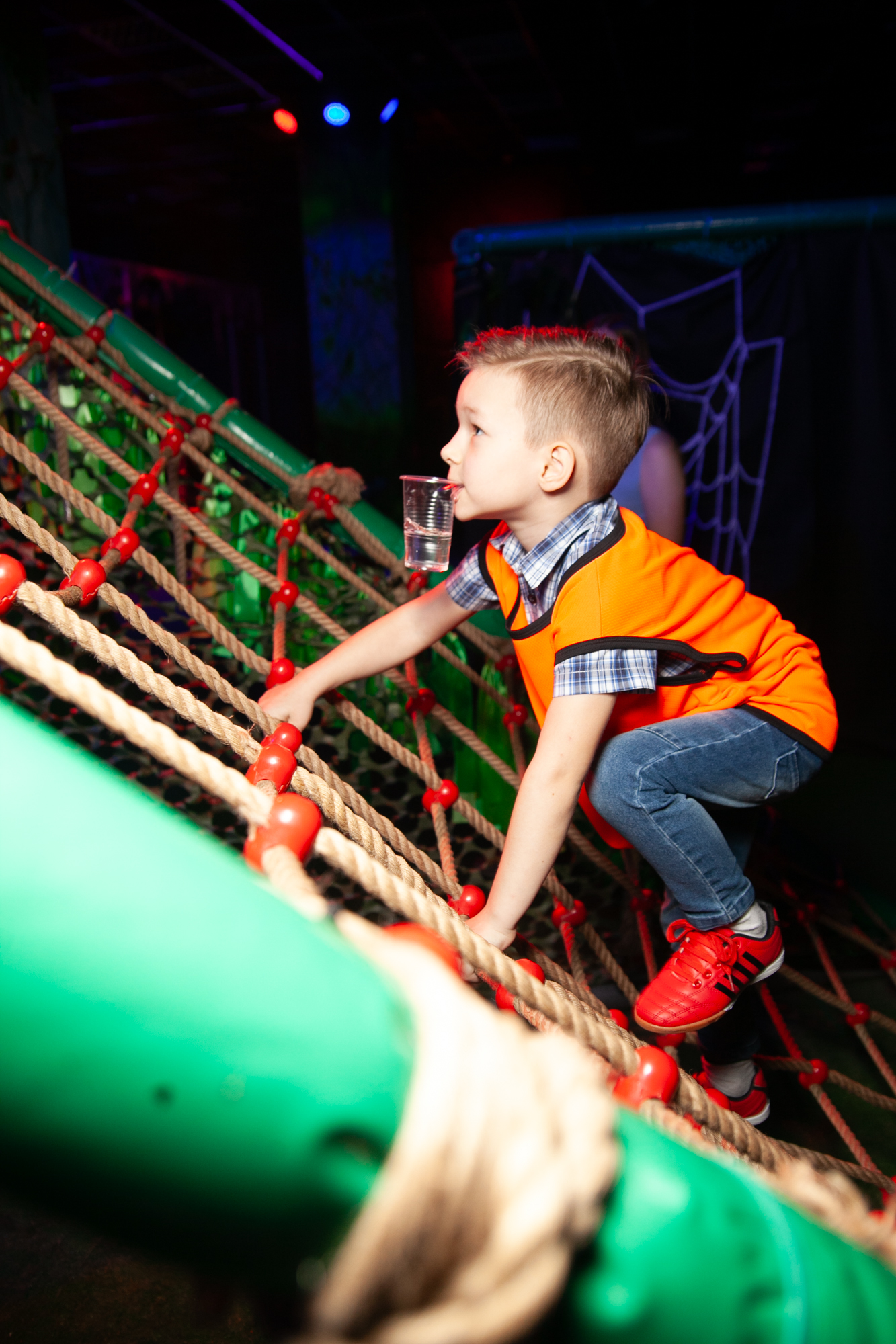 Масштабное оборудование, декорации и реквизит