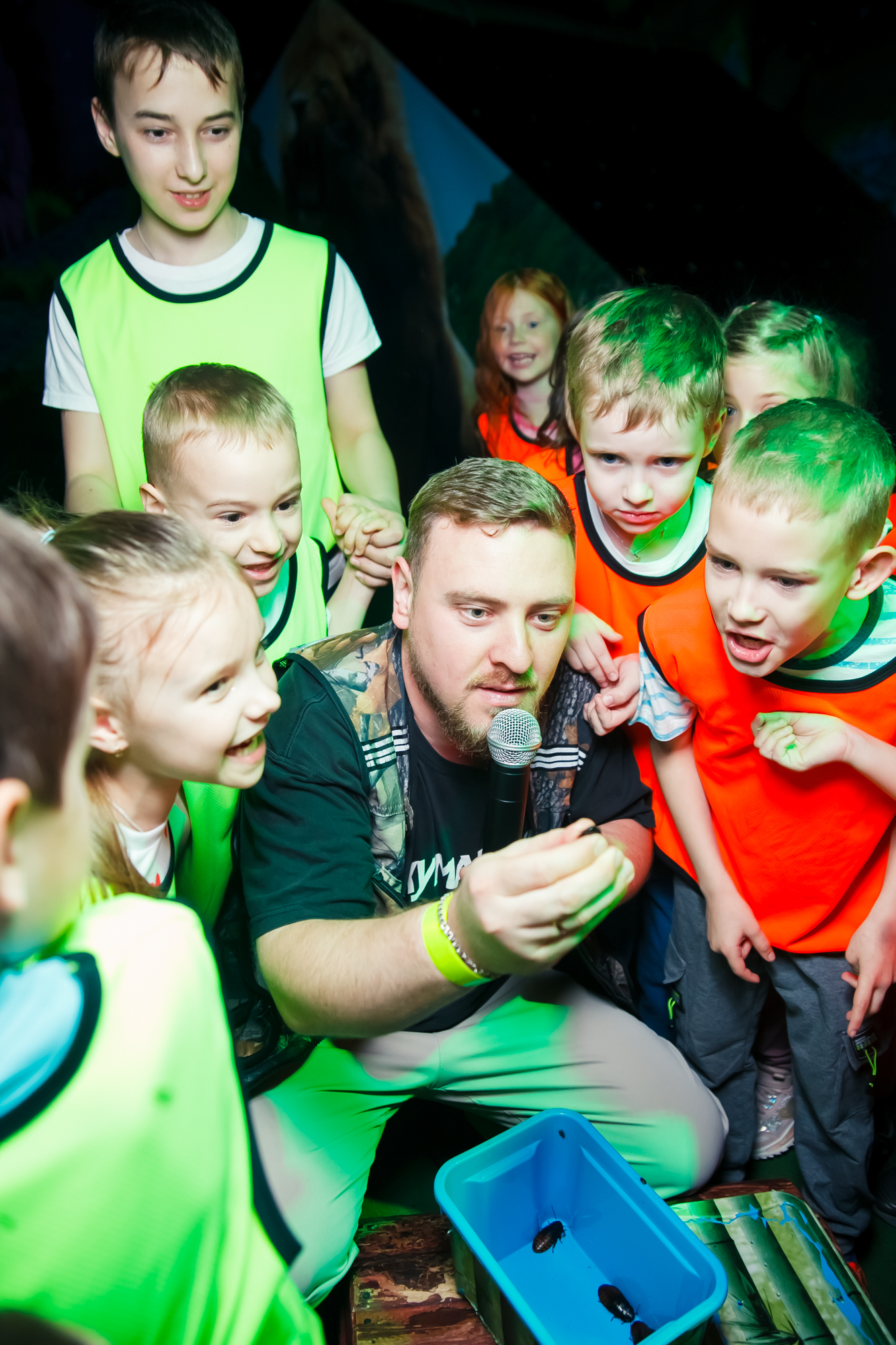 Взрослые могут участвовать вместе с детьми